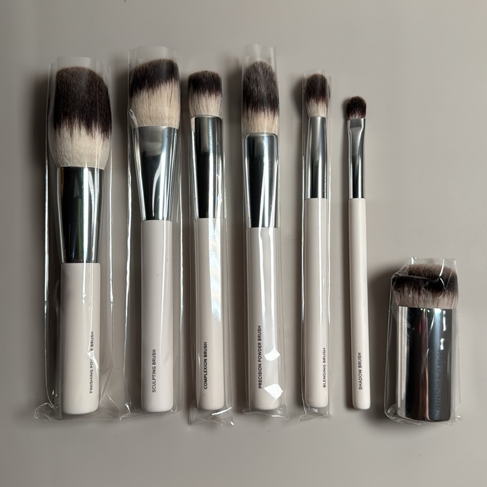 Set of 7 ILIA Makeup Brushes *ALL NEW IN BOX*